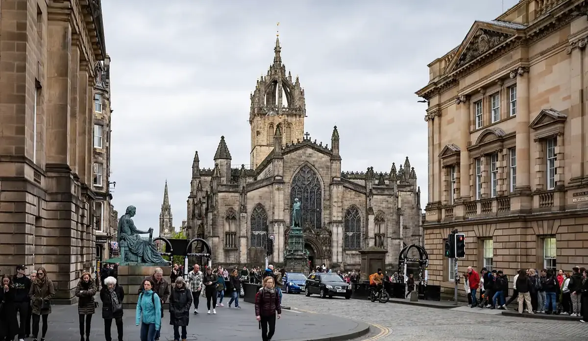 Il Royal Mile di Edimburgo con la cattedrale di St Giles
