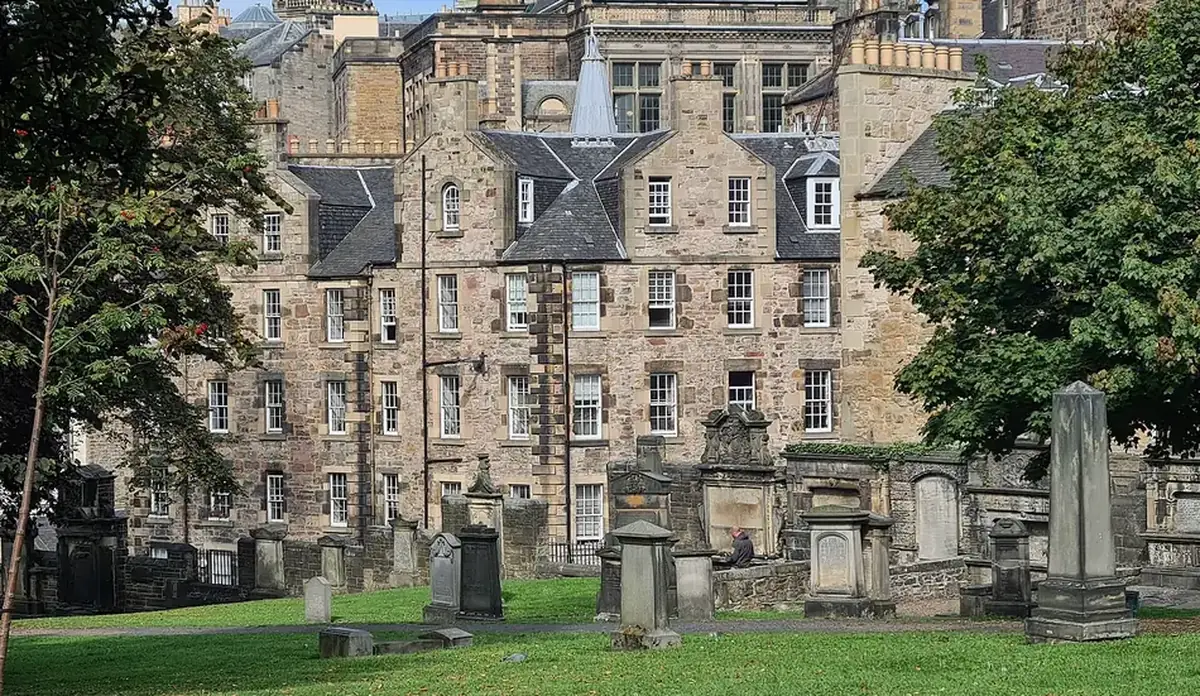 Il cimitero di Greyfriars Kirkyard a Edimburgo, fra i palazzi della città vecchia