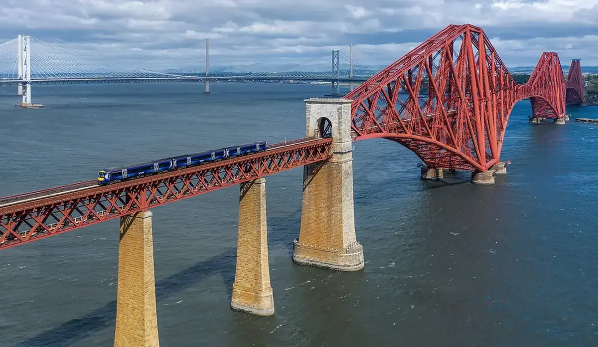 Il Forth Bridge, il ponte ferroviario rosso patrimonio Unesco, a South Queensferry