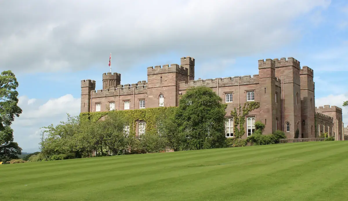 Lo Scone Palace in pietra rossa, con il prato davanti
