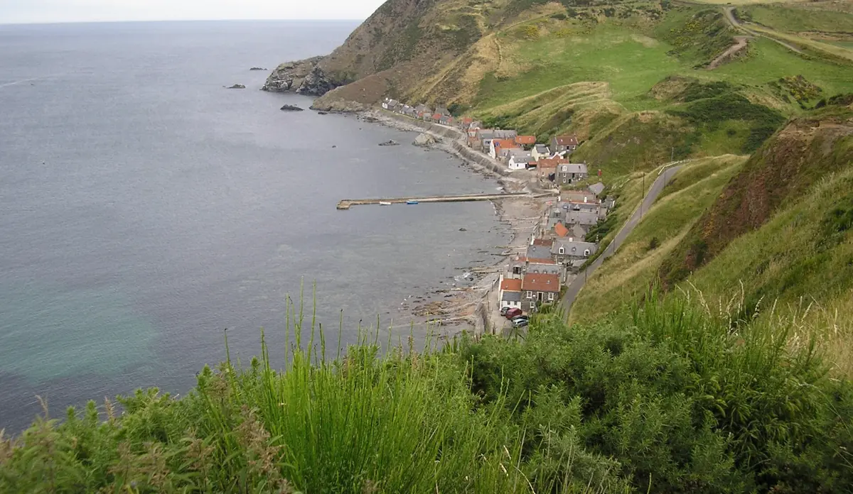 Il villaggio di Crovie, una fila di cottage tra il mare e la scogliera