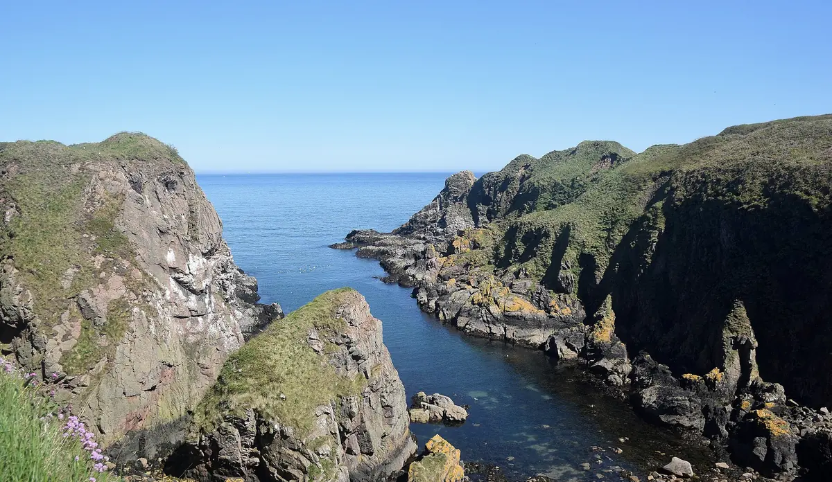 Le scogliere di Bullers of Buchan a picco sul mare