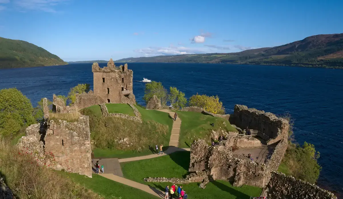 Le rovine di Urquhart Castle sulle sponde del Loch Ness