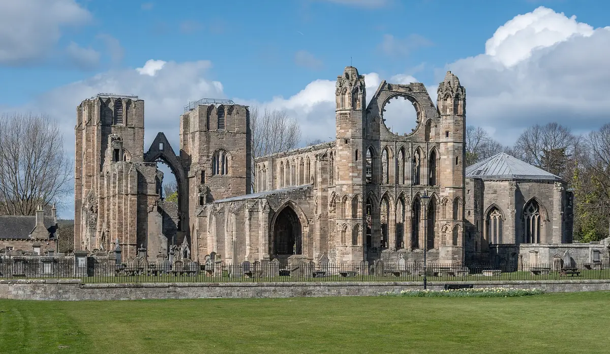 Le rovine della Elgin Cathedral, con le torri della facciata