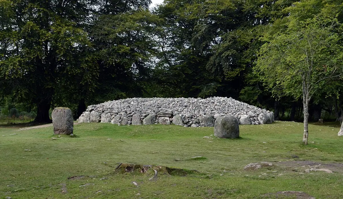 I cairn e le pietre erette di Clava Cairns fra gli alberi
