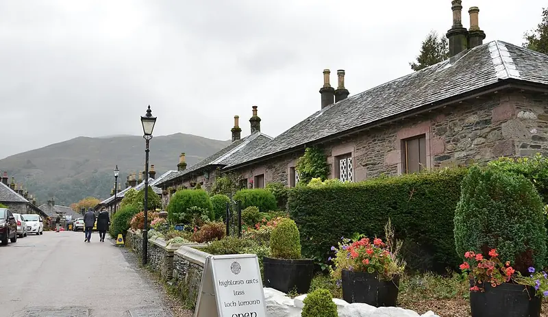 I cottage in pietra di Luss, con i giardinetti fioriti