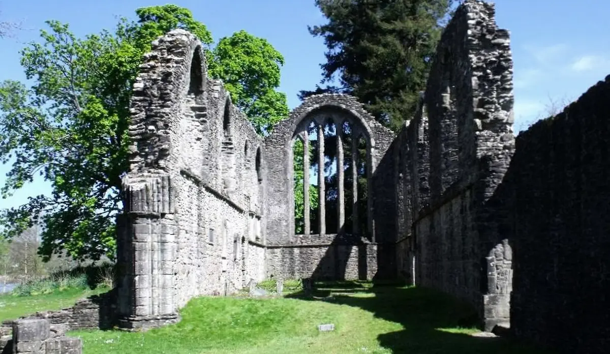 Le rovine dell'Inchmahome Priory, con il grande arco della chiesa