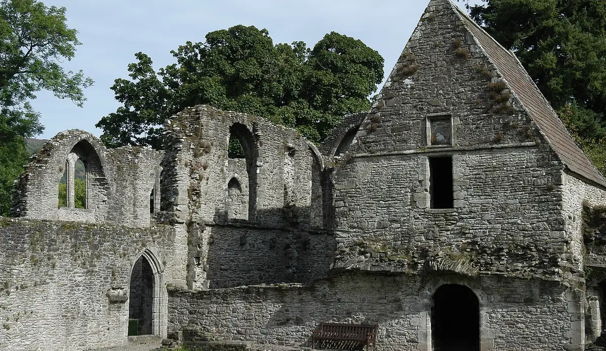 Gli edifici in pietra dell'Inchmahome Priory sull'isola del Lake of Menteith